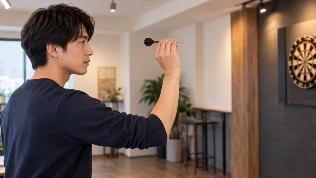 ダーツボードを見ながら目線付近で自然にダーツを構える男性