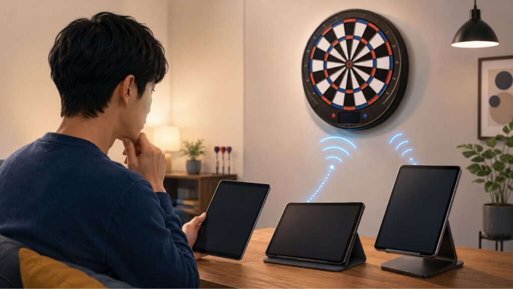 電子ダーツボードの近くで複数の一般的なタブレットを比較し、用途に合う端末を選んでいる様子のイラスト