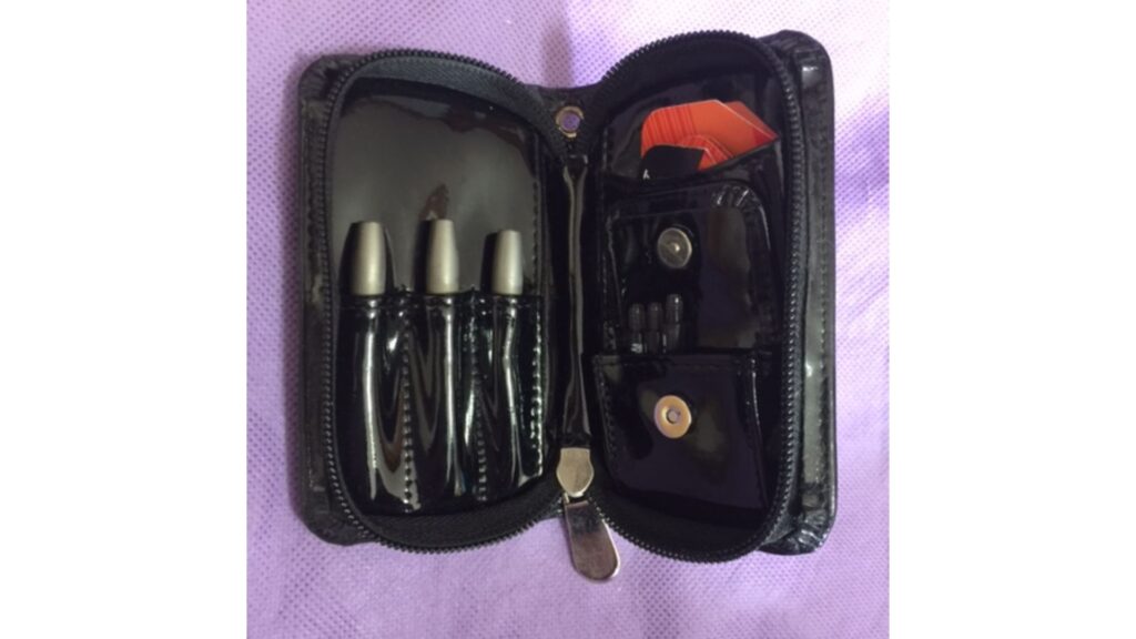 筆者が初心者の頃に初めて購入したマイダーツセット。黒いダーツケースに3本のダーツとフライトなどを収納している写真