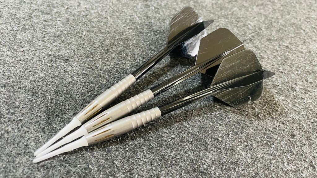 鈴木猛大選手モデルのダーツバレル「ビッグ・バンディ」を装着した3本のダーツ