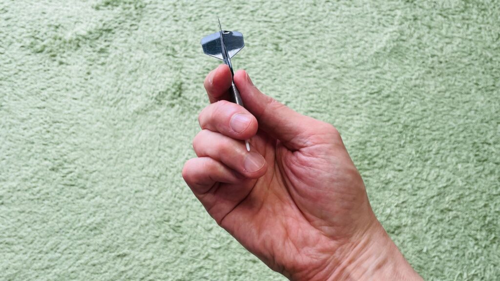 ダーツを4点で支えているブルくまの4点持ちグリップ