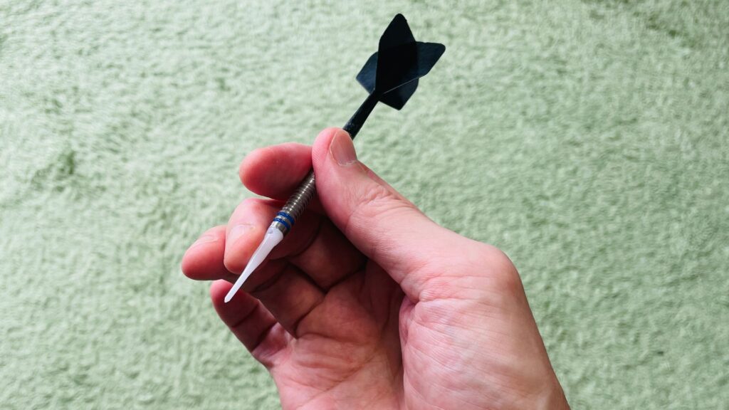 【yubi_1】
代替テキスト：これまで購入してきたダーツバレルの一部を並べた写真
タイトル名：これまで購入したダーツバレルの一部
【yubi_2】
代替テキスト：鈴木猛大選手モデルのダーツバレル「ビッグ・バンディ」を装着した3本のダーツ
タイトル名：鈴木猛大選手モデル ビッグ・バンディ
【yubi_3】
代替テキスト：ダーツを3点で支えているブルくまの3点持ちグリップ
タイトル名：ダーツの3点持ちグリップ①
【yubi_4】
代替テキスト：角度を変えて撮影したブルくまのダーツ3点持ちグリップ
タイトル名：ダーツの3点持ちグリップ②
【yubi_5】
代替テキスト：unicorn GARY ANDERSON ワールドチャンピオン 18gモデルを装着した3本のダーツ
タイトル名：GARY ANDERSON ワールドチャンピオン 18gモデル
【yubi_6】
代替テキスト：ダーツを4点で支えているブルくまの4点持ちグリップ
タイトル名：ダーツの4点持ちグリップ①
【yubi_7】
代替テキスト：角度を変えて撮影したブルくまのダーツ4点持ちグリップ
タイトル名：ダーツの4点持ちグリップ②
