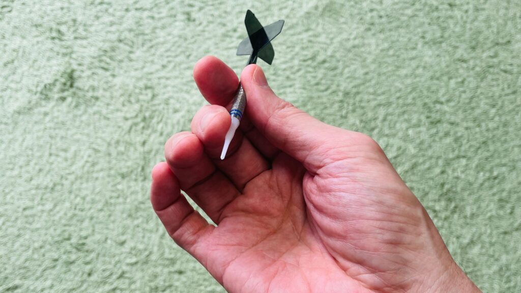 角度を変えて撮影したブルくまのダーツ3点持ちグリップ