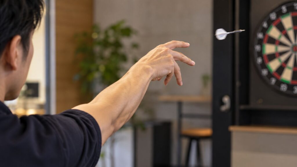 ダーツを投げた直後に指が自然に開き、ダーツが手から離れている様子
