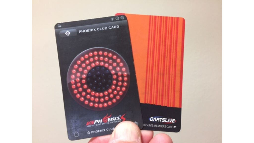ブルくまが初めて購入したPHOENIX CLUB CARDとDARTSLIVEメンバーズカードを手に持って比較した写真