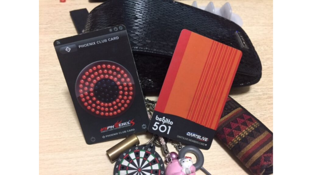 ブルくまが購入したPHOENIX CLUB CARDとDARTSLIVEカードをカードケースやダーツアクセサリーと並べた実物写真