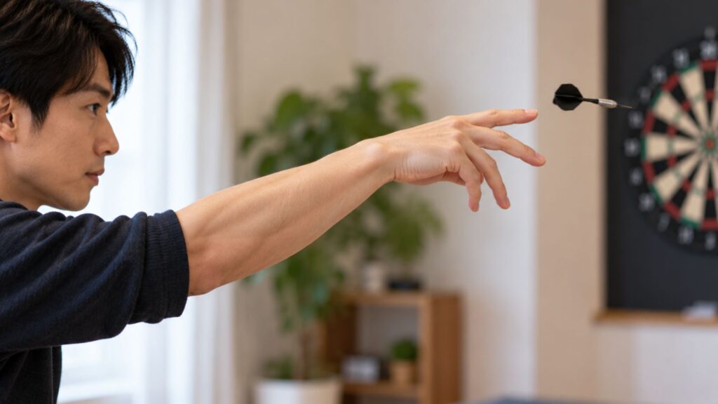 男性がダーツを投げ、指を自然に開いてリリースしている様子
